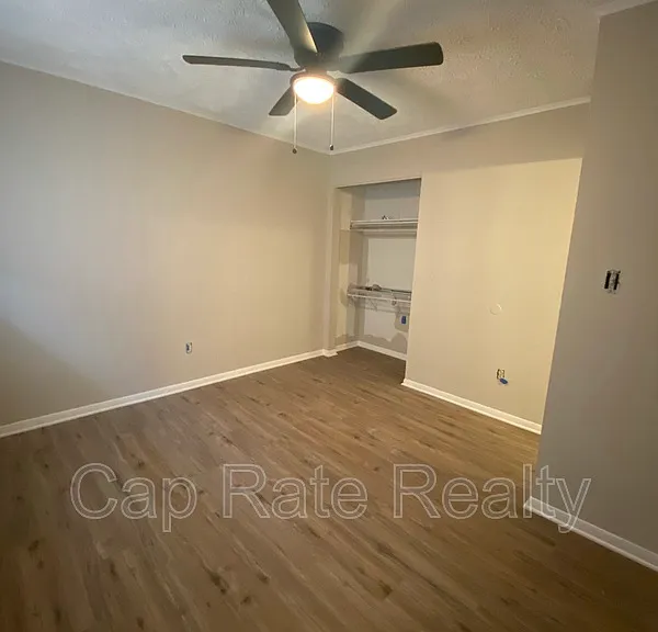 1226 Parkview Dr — Photo 4
