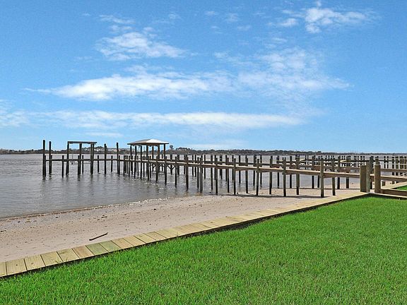 3rd image of 10038 Heckscher Dr