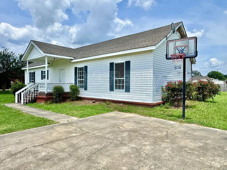 1520 Hogan Rd — Photo 3