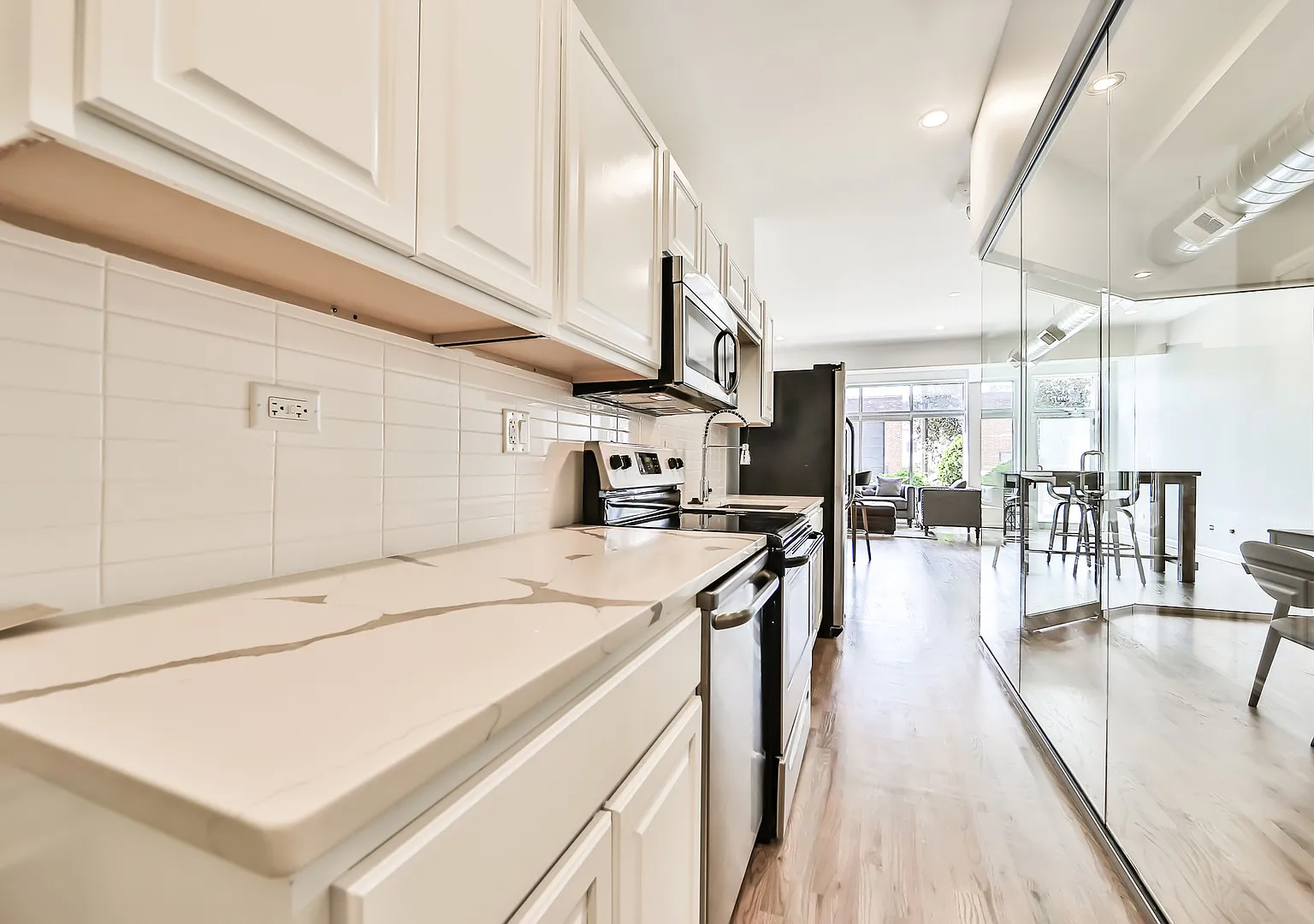 1 bed, 1000 sqft, $2,400 — Photo 3