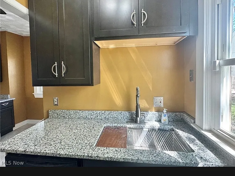 9606 Parmelee Ave — Photo 15