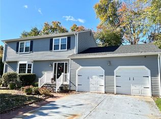 2 Carlo Ct, Cranston, RI 02921