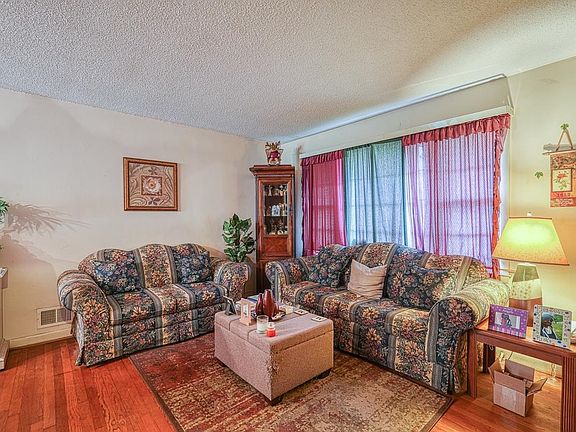 3rd image of 212 Loring St