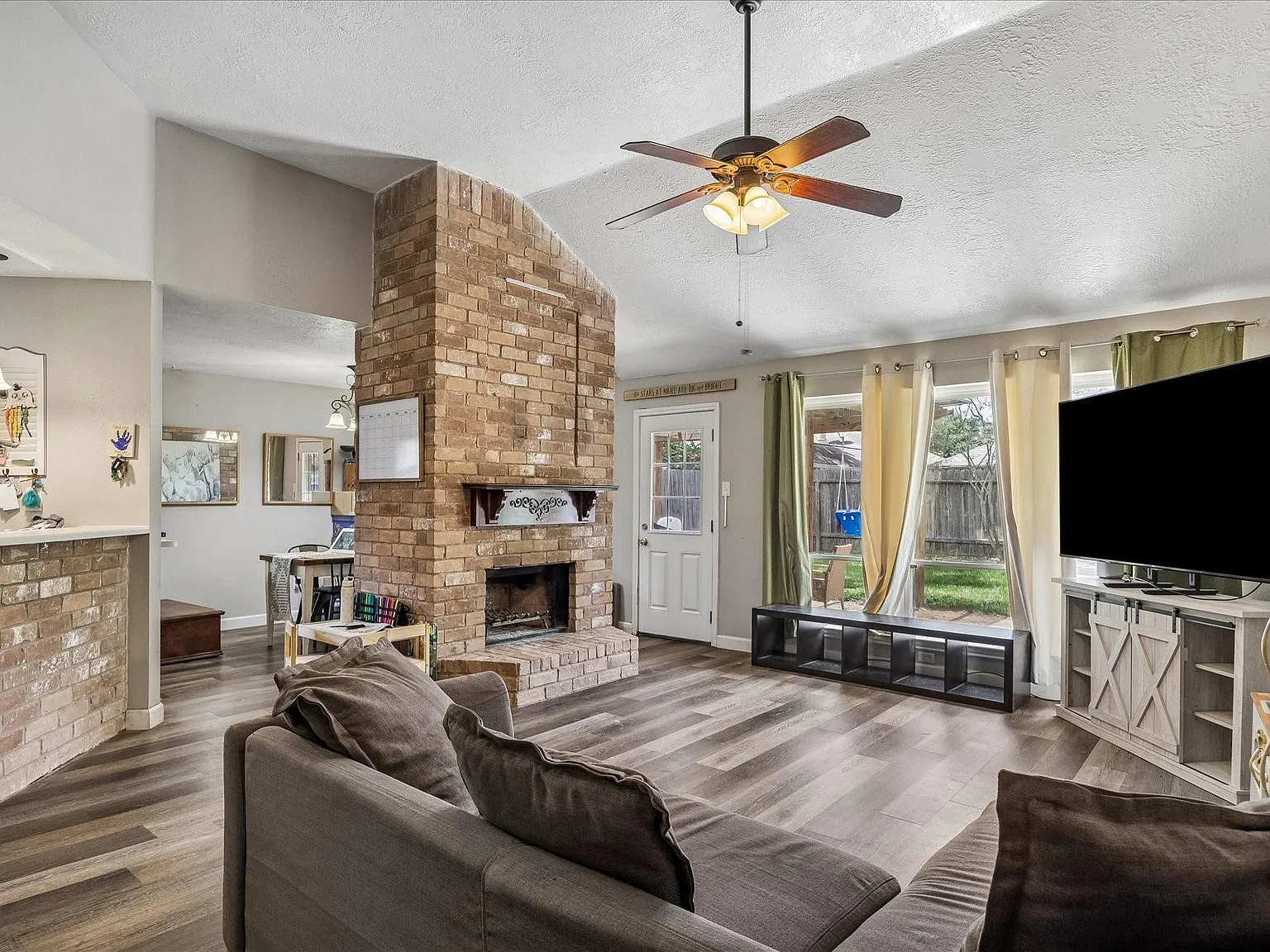 3 bed, 2.0 bath, 1490 sqft, $1,700 — Photo 2