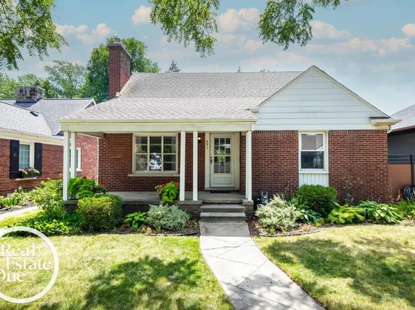 491 Bournemouth Rd, Grosse Pointe Farms, MI 48236