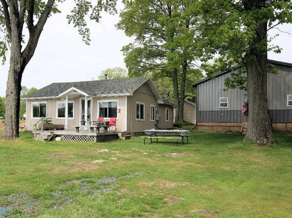 1158 S Woodland Dr, White Cloud, MI 49349