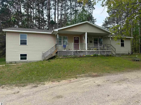 8613 E Fouch Rd, Traverse City, MI 49684