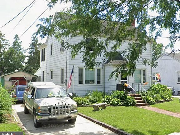 2nd image of 2004 Sycamore St