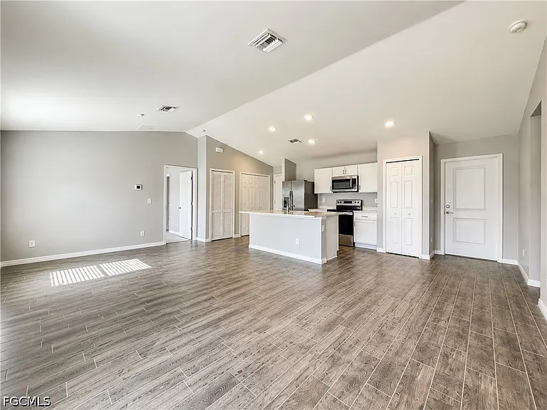 2728 NE 5th Place Cpe — Photo 4
