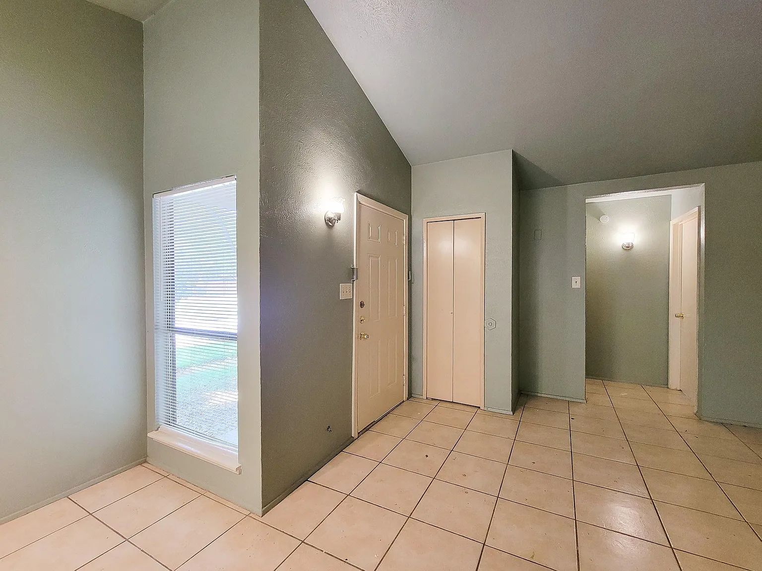 3 bed, 1212 sqft, $1,400 — Photo 2