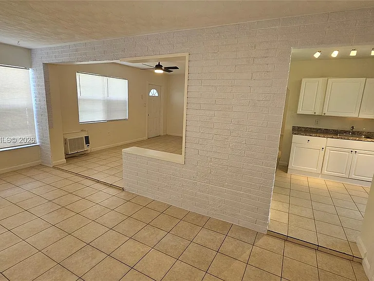 6118 Plunkett St — Photo 4