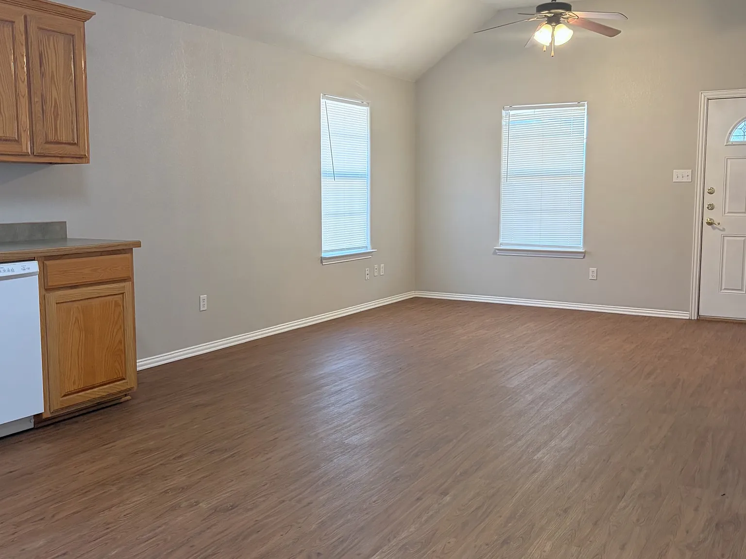 3 bed, 1076 sqft, $1,375 — Photo 4