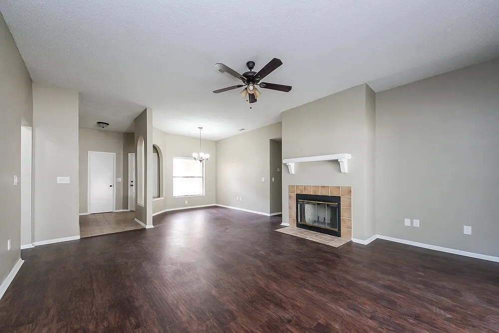 4 bed, 2.0 bath, 1894 sqft, $3,040 — Photo 2