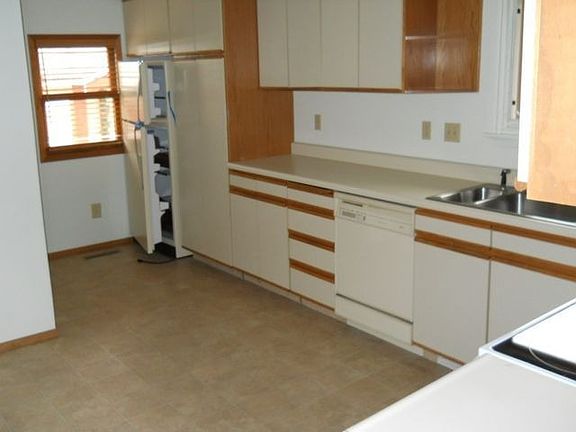 4th image of 105 W 6th Ave