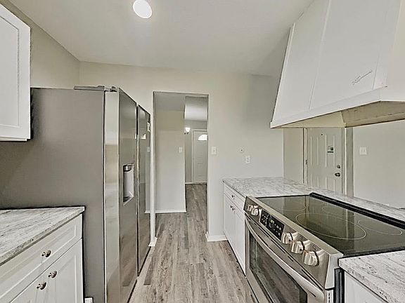 2nd image of 10203 Deer Hollow Dr