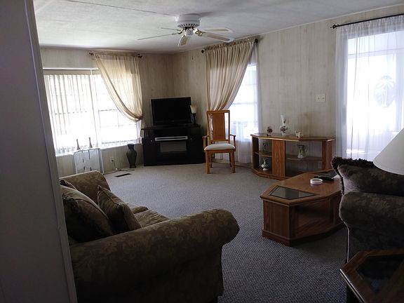 Family rm w/elec fireplace