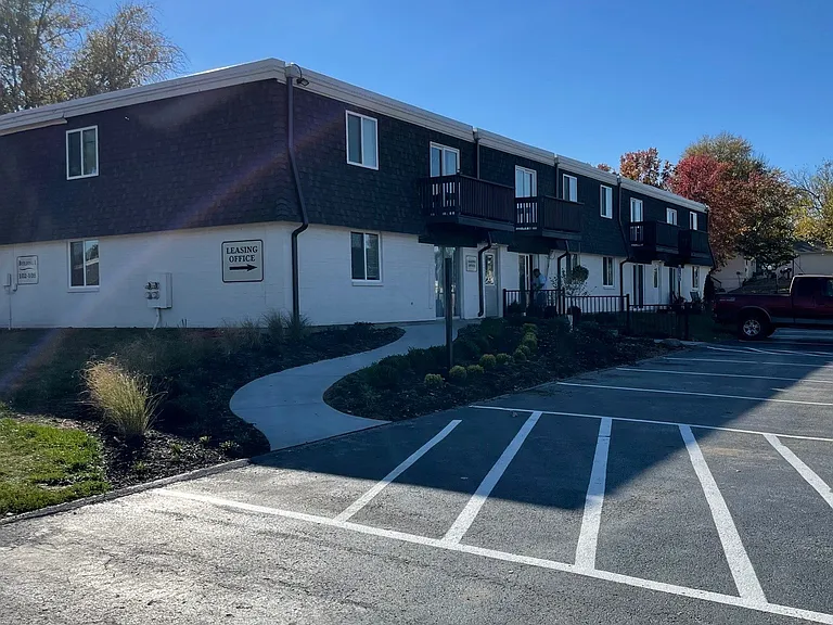 Brookmount Apartments — Photo 8