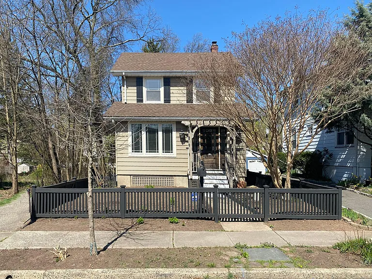 34 Willow St — Photo 1