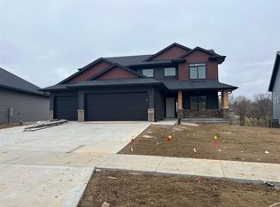 3901 Winnsboro Dr, Iowa City, IA