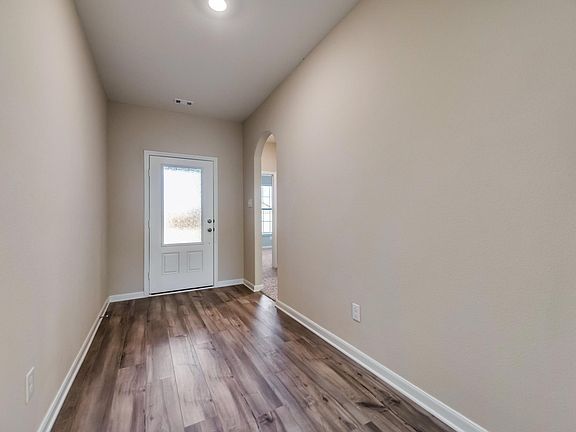 3rd image of 204 Lakeridge Dr