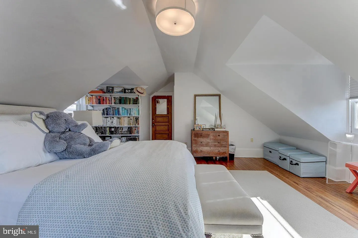 3 bed, 1.0 bath, 1150 sqft, $3,800 — Photo 3