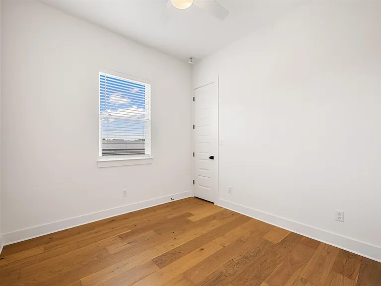 308 E 19th 1/2 St #308 — Photo 19