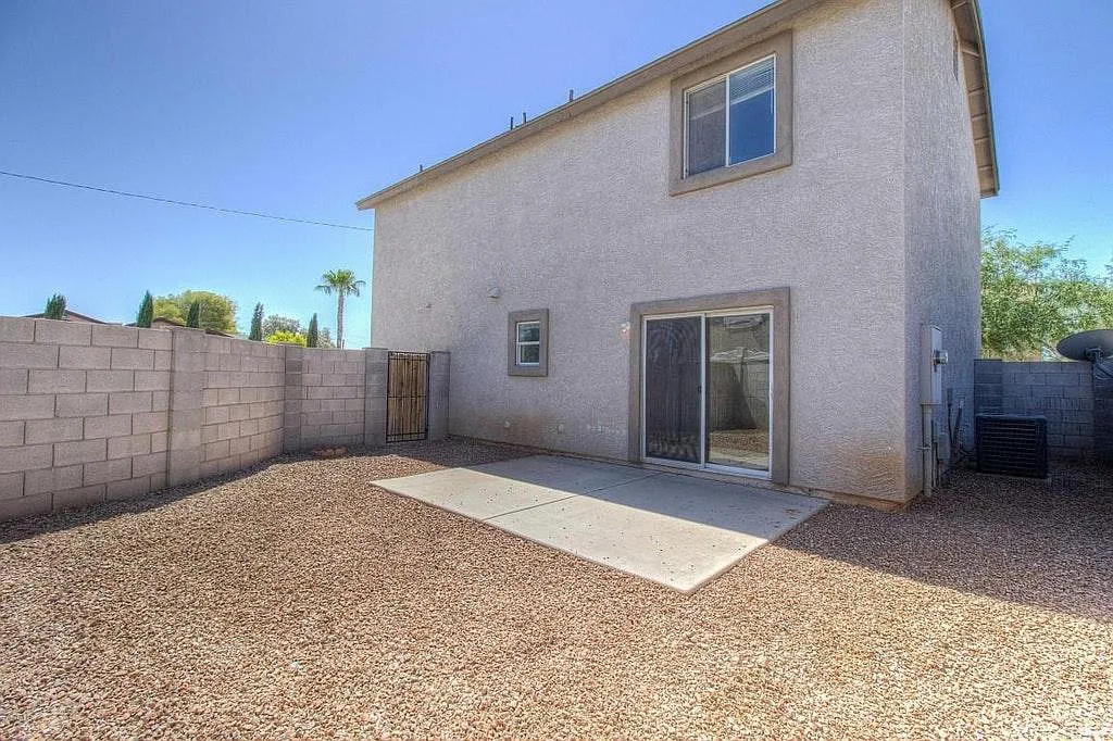 300 W Harding Avenue — Photo 2