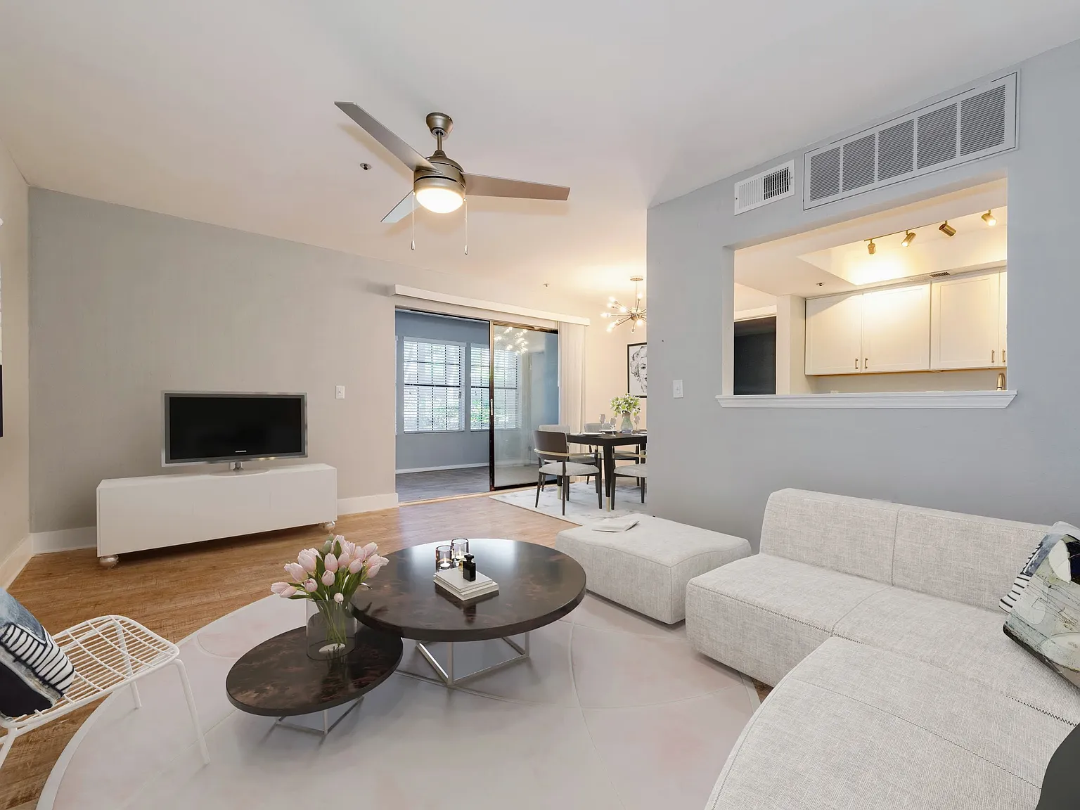 Woodford Apartments — Photo 2