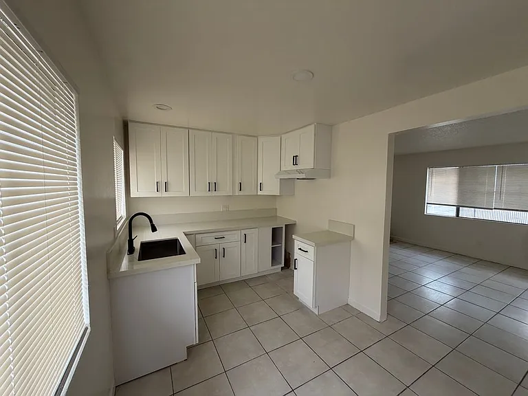 640 W 20th St #8 — Photo 4