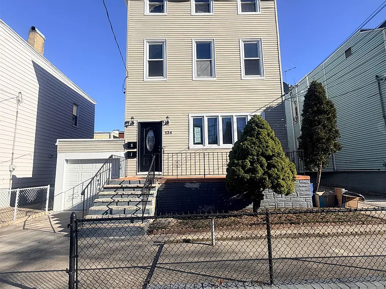 124 Winfield Ave #1 — Photo 1