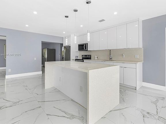4th image of 3140 SW 39th Ave