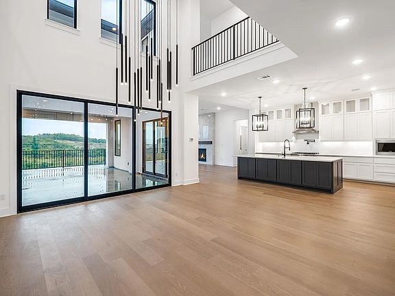 Lynmar IV G dining room