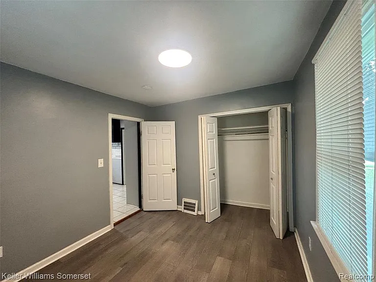 24300 Melrose Ave — Photo 14