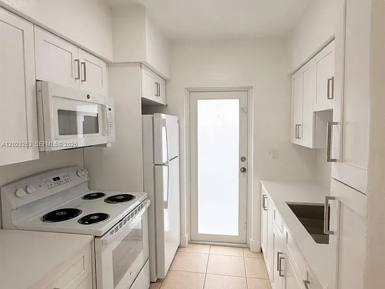 935 Bay Dr #9 — Photo 2