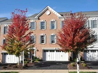 929 Montclair Dr, Coraopolis, PA 15108