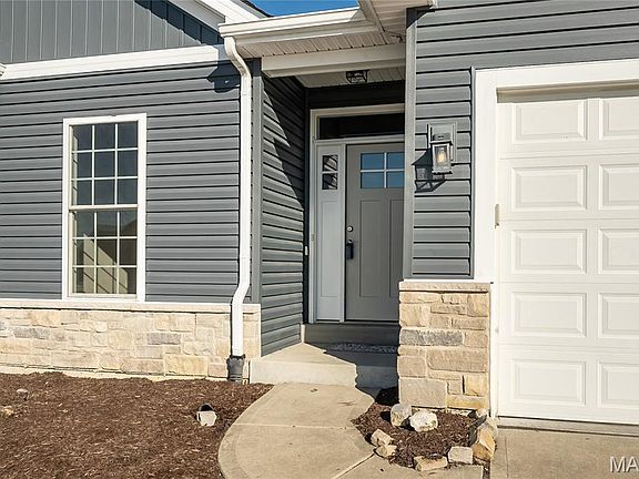 3rd image of 831 Railway Cir