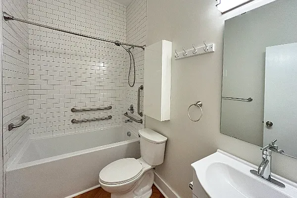 1 bed, 1.0 bath, 734 sqft, $1,650 — Photo 4