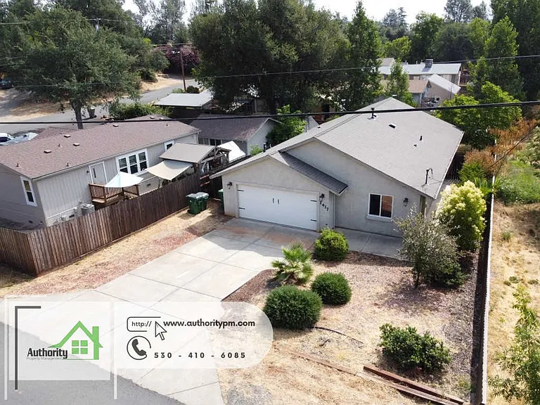 1417 Montana Ave — Photo 2