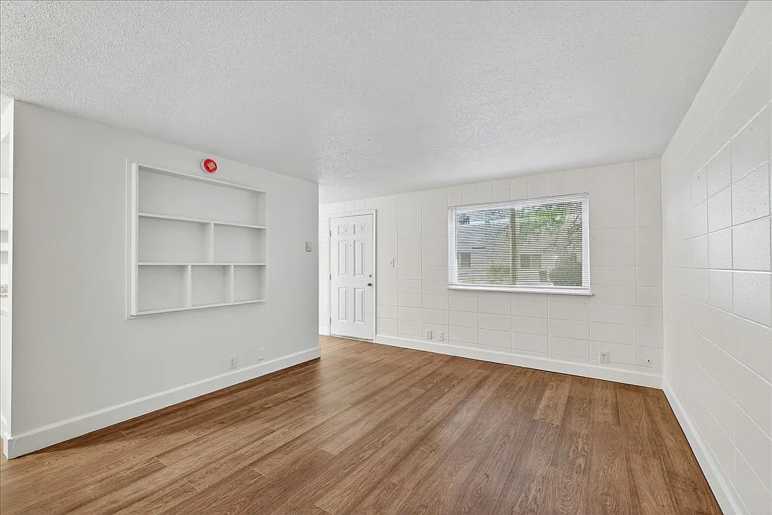 2 bed, 1.5 bath, 912 sqft, $1,550 — Photo 3