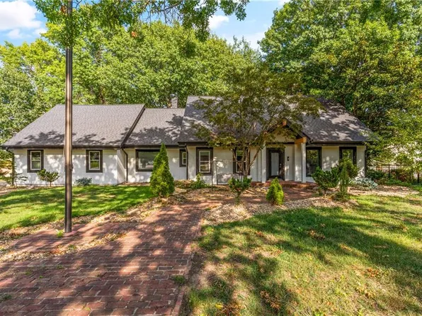 13925 Haskins St, Overland Park, KS 66221