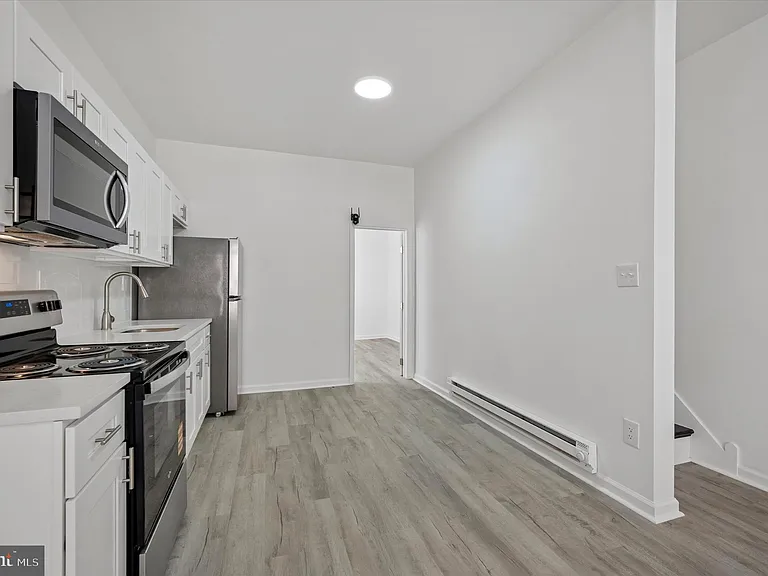1216 W Firth St — Photo 6