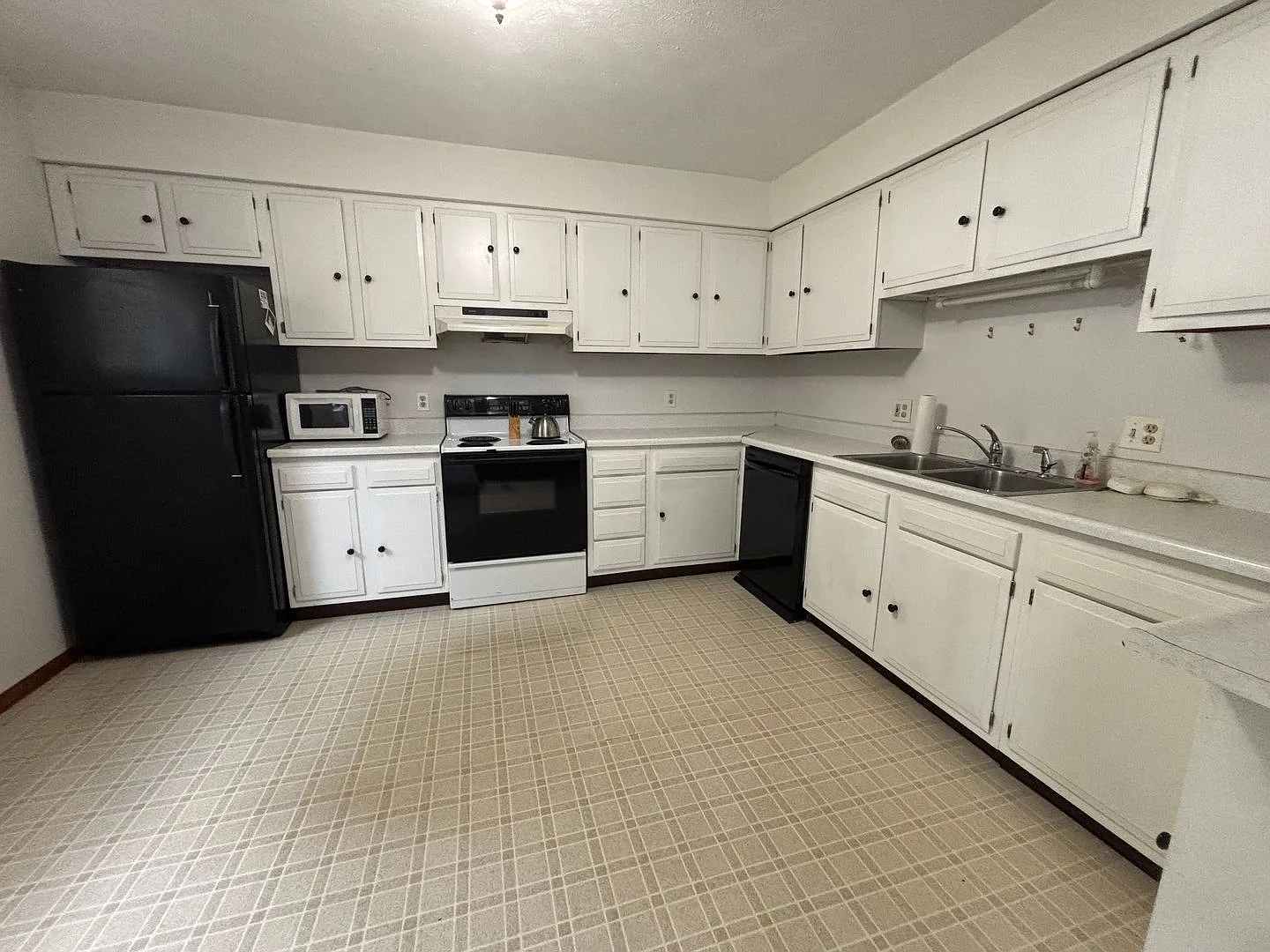 198 Eastland Ave — Photo 2