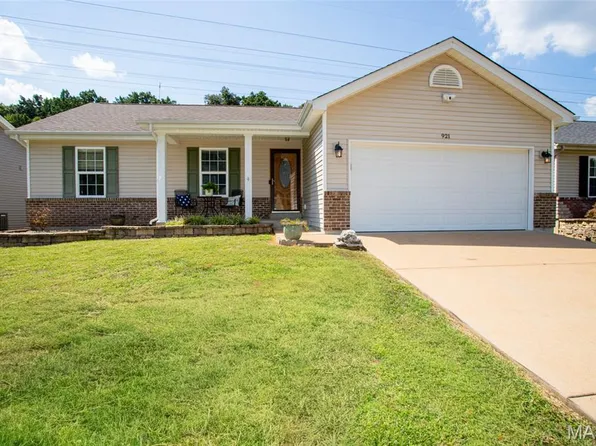 921 San Luis Dr, Fenton, MO 63026