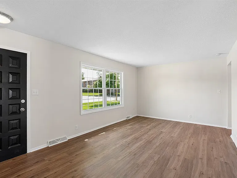 502 NE Trilein Dr — Photo 9