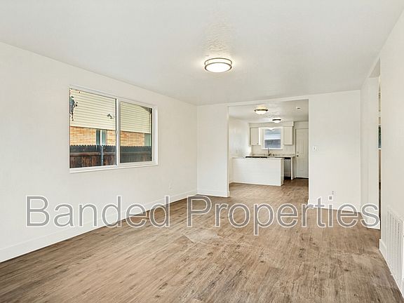 4th image of 802 E Redmaple Rd