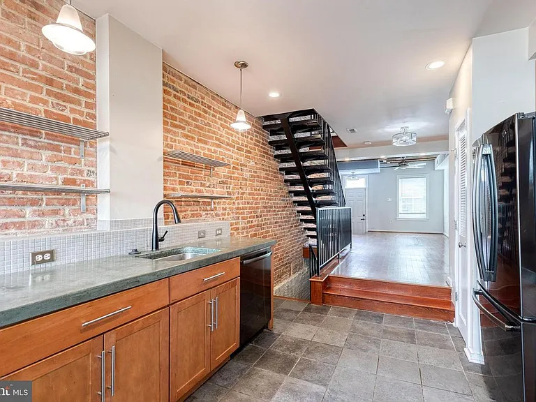 112 N Streeper St — Photo 8