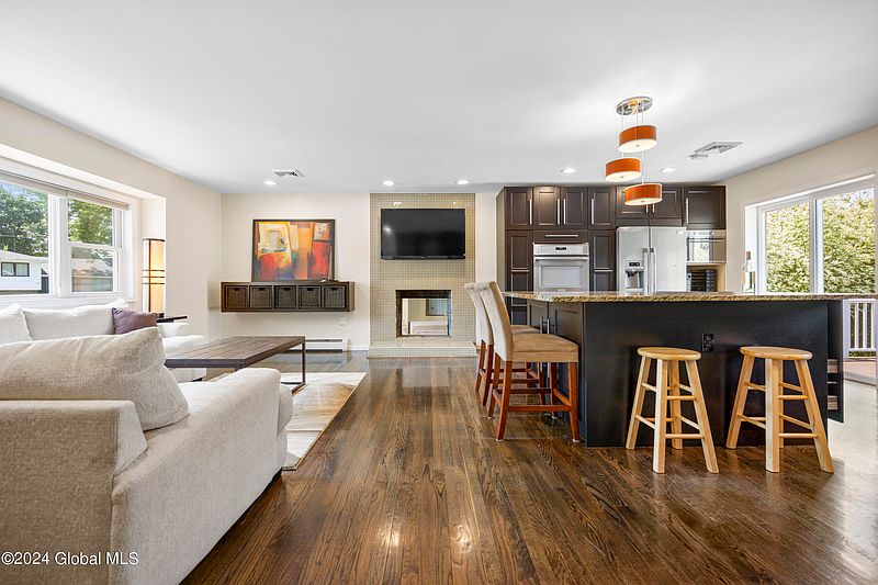 4th image of 44 Nicholas Drive