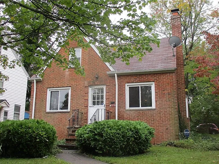 3828 Woodridge Rd — Photo 1