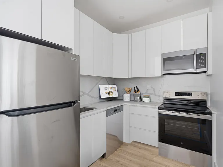 461 Lexington Ave #1B — Photo 2