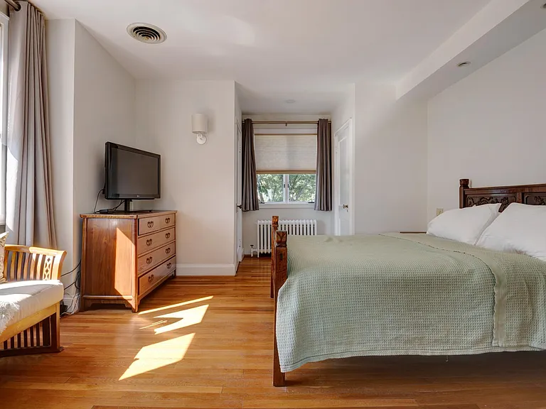 4000 Harrison St NW — Photo 10